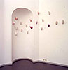 <b>Stacheln, 2001</b><br>
    Celanguß<br>
    <em><b>Thorns, 2001</b><br>
    Celan Cast</em><br>
    Installation Museum am Ostwall<br>
    Photo: Norbert Faehling<br>
    © VG Bild